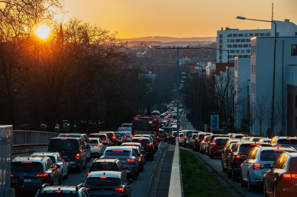 Korek w mieście o zachodzie słońca: krótkie trasy utrudniają wypalanie DPF w dieslu