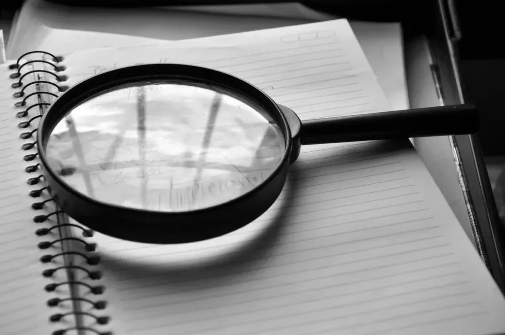 Lupa na notesie: sprawdzanie opłat w IKE i IKZE przed podpisaniem umowy