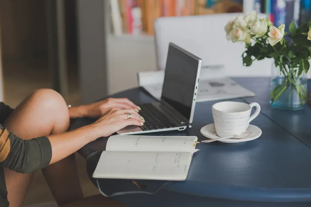 Praca przy laptopie w domu podczas urlopu bezpłatnego na własną firmę