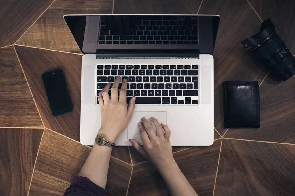 Wniosek RWS składany online w eZUS: dłonie na klawiaturze laptopa