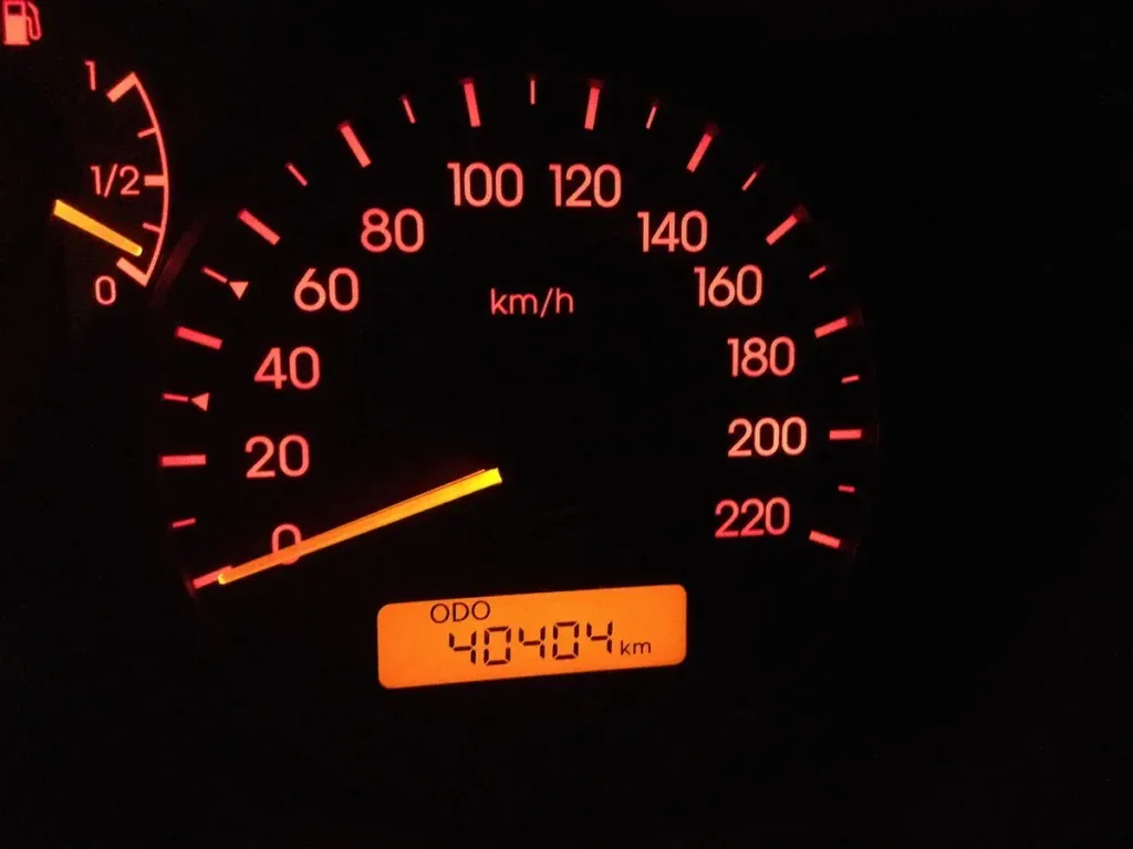 Licznik z przebiegiem 40 404 km: wymiana oleju co 15 tys. km przy 20 000 km rocznie