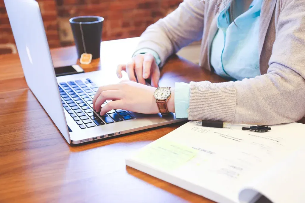 Zawieszenie działalności w CEIDG online: przedsiębiorczyni wypełnia wniosek na laptopie